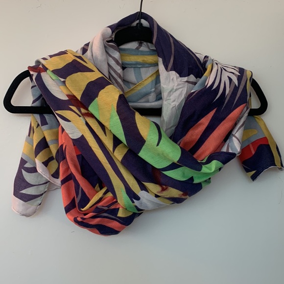 Beautiful Large Tropical Lightweight Shawl Scarf - Picture 2 of 5